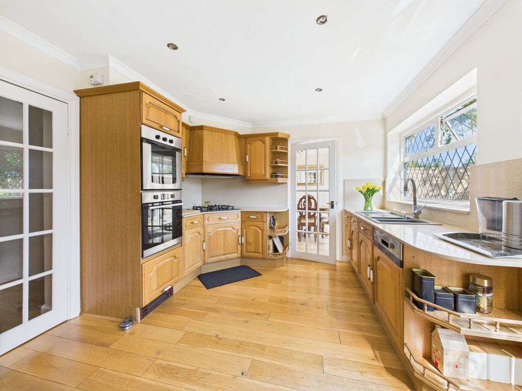 Property photo 3 of 19 Kitchen