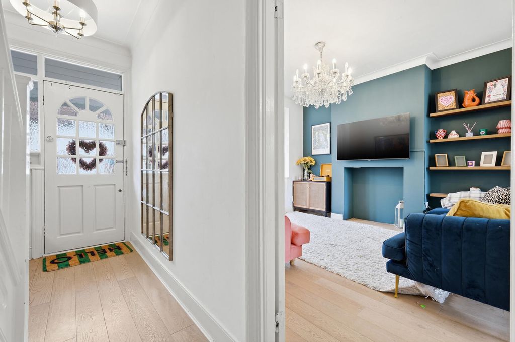 Property photo 2 of 21 Hallway