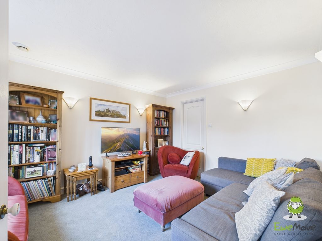 Property photo 3 of 19 Ewemove Estate Agents Basingstoke - St Thomas Clos