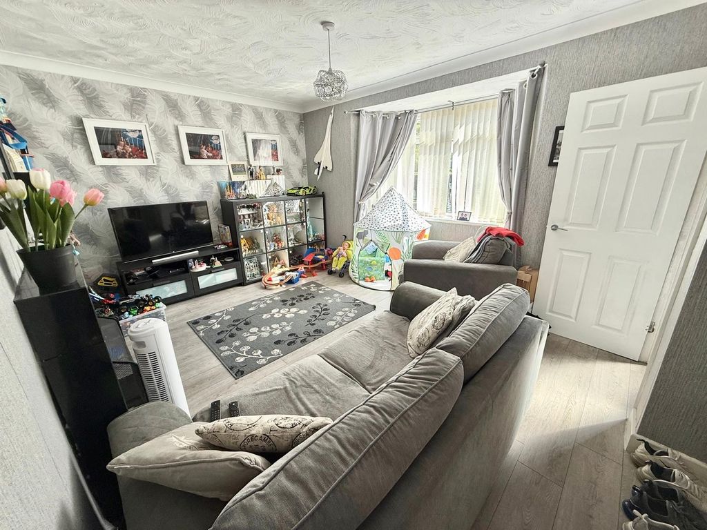 Property photo 3 of 12
