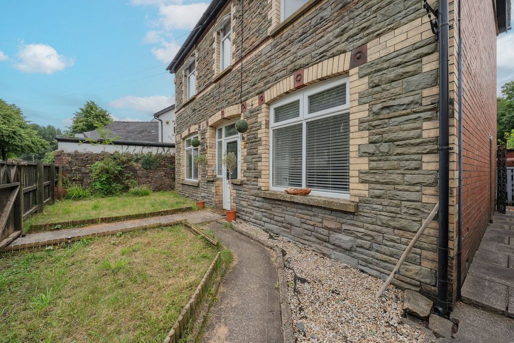 Property photo 2 of 28