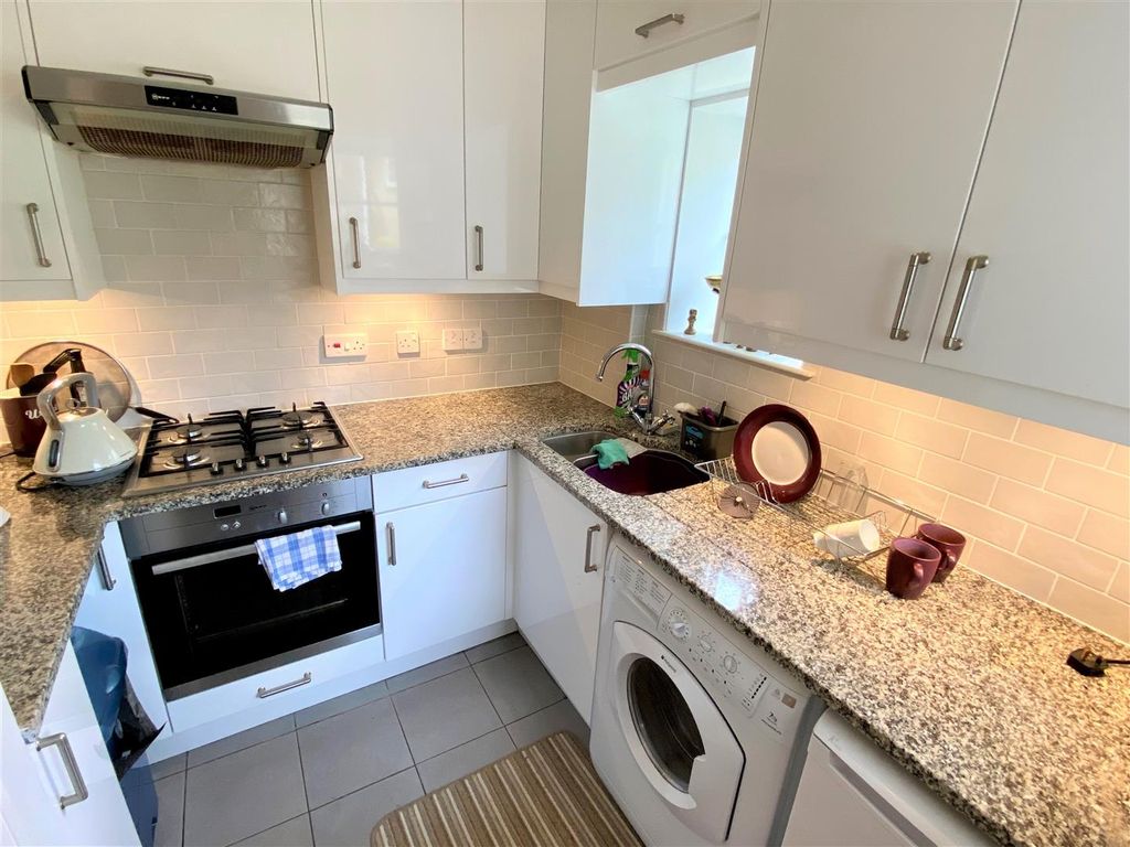 Property photo 3 of 8 4 Retreat Court Kitchen