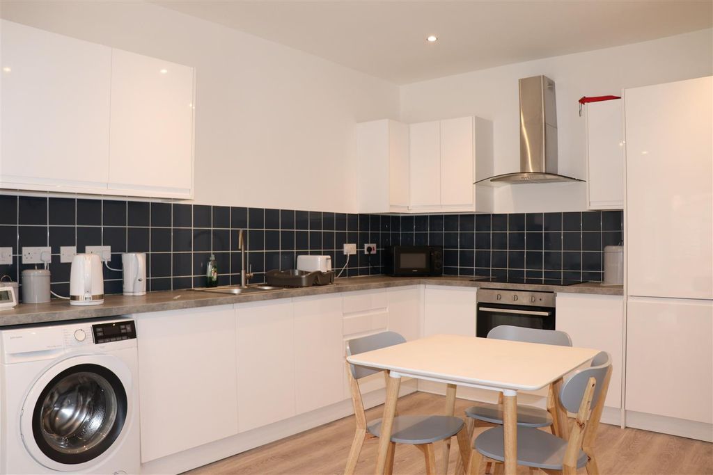 Property photo 1 of 21 Kitchen/ Lounge