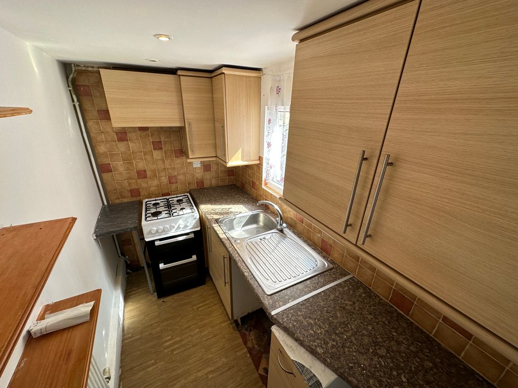 Property photo 2 of 6 Kitchen