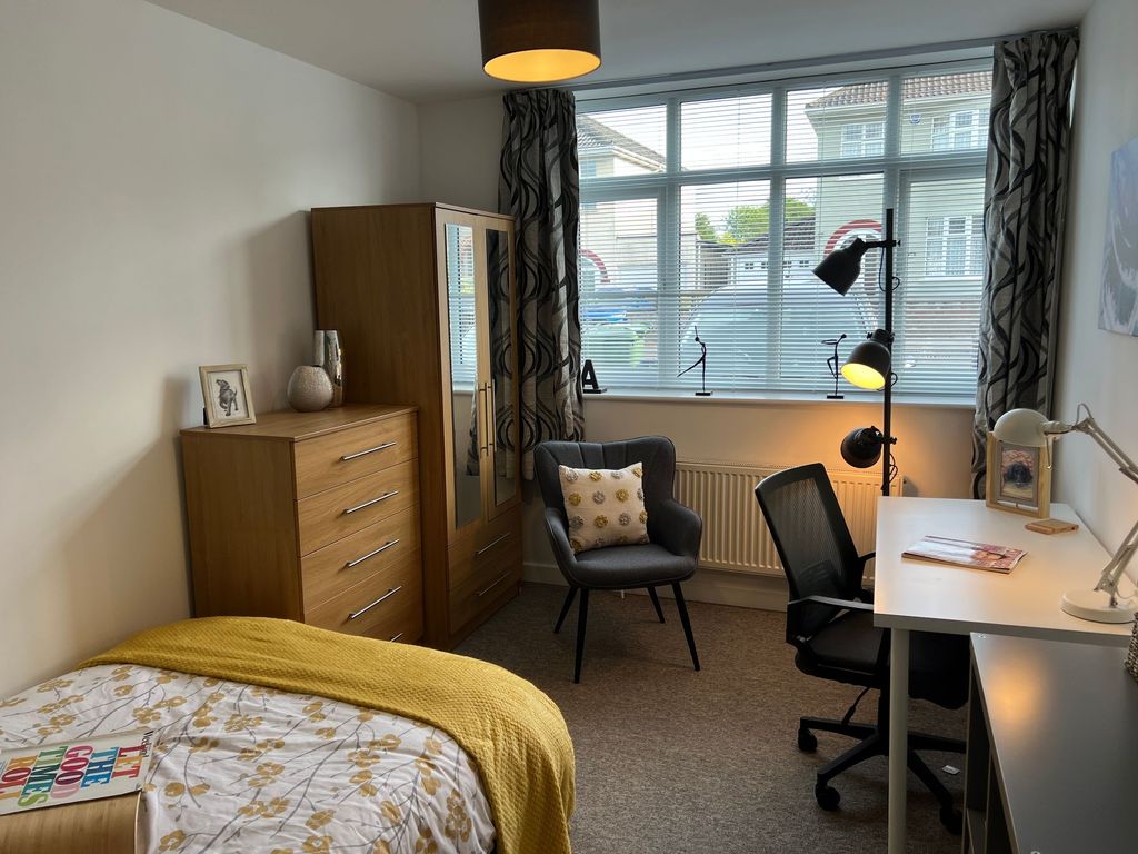 Property photo 1 of 11 Bright, Well-Furnished Single Bedroom With A Comfo...