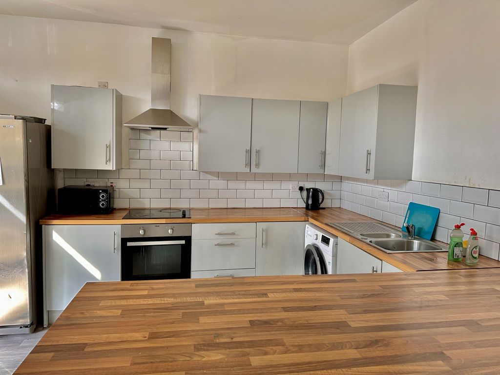 Property photo 1 of 12 6 Bed Shared House - Carrhouse Road, Doncaster Dn4