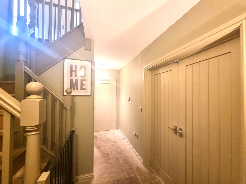 Property photo 2 of 18 Hallway