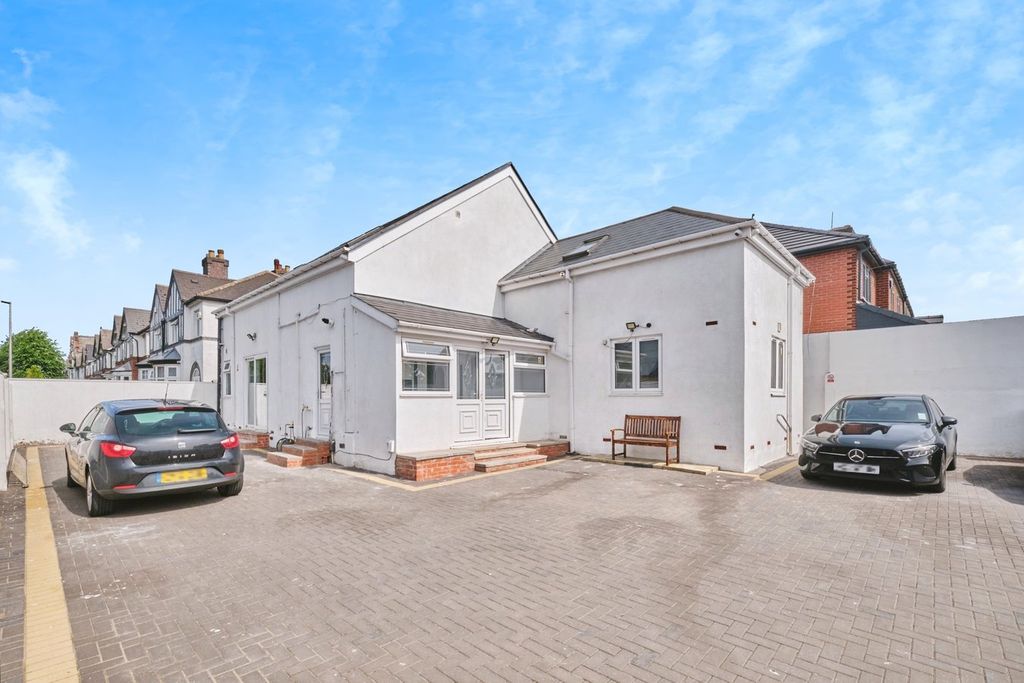 Property photo 1 of 28