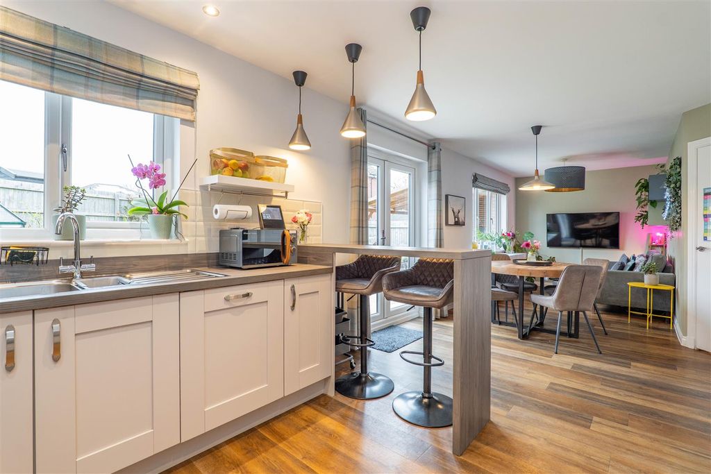 Property photo 3 of 41 Kitchen/Diner/Snug