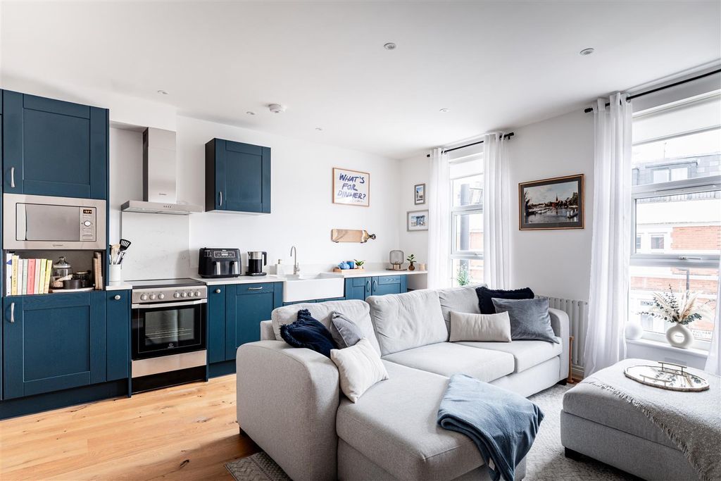 Property photo 1 of 8 Fulham Road-3.Jpg