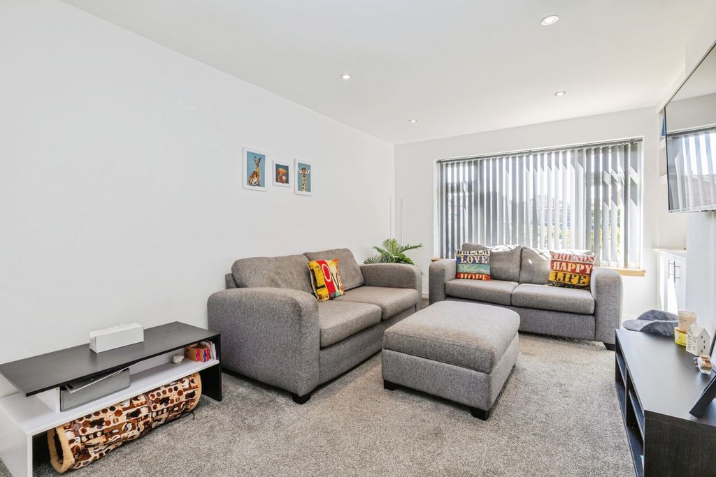 Property photo 3 of 18 Lounge