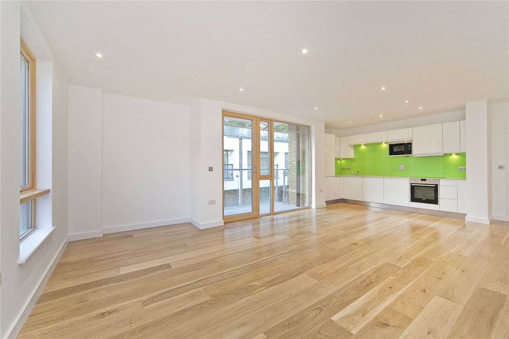 Property photo 2 of 13 Living/ Dining Area