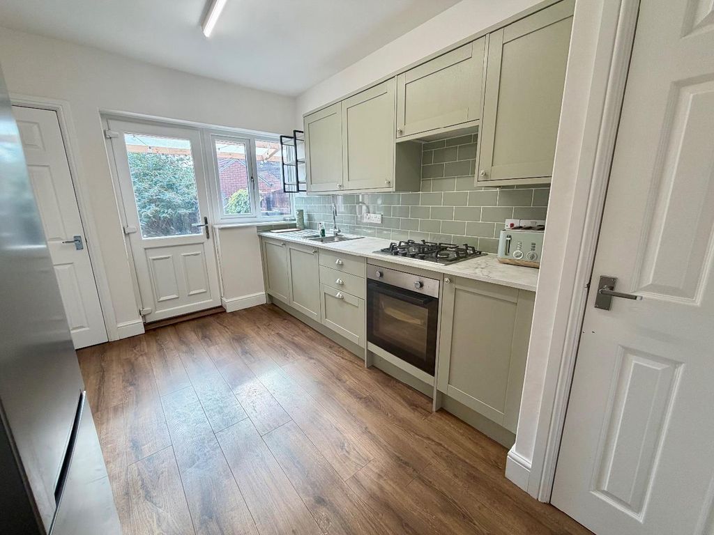 Property photo 3 of 8 Kitchen