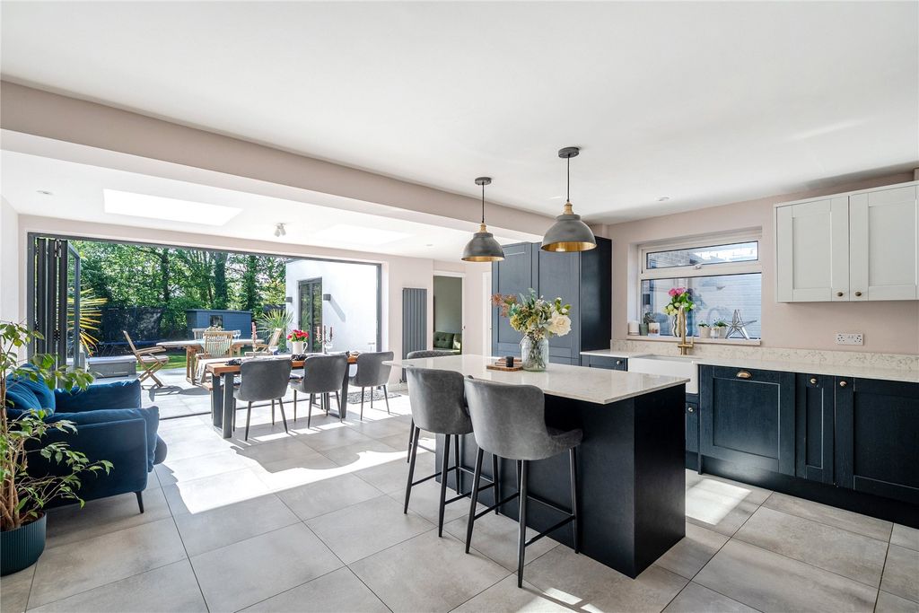 Property photo 2 of 18 Picture No. 12