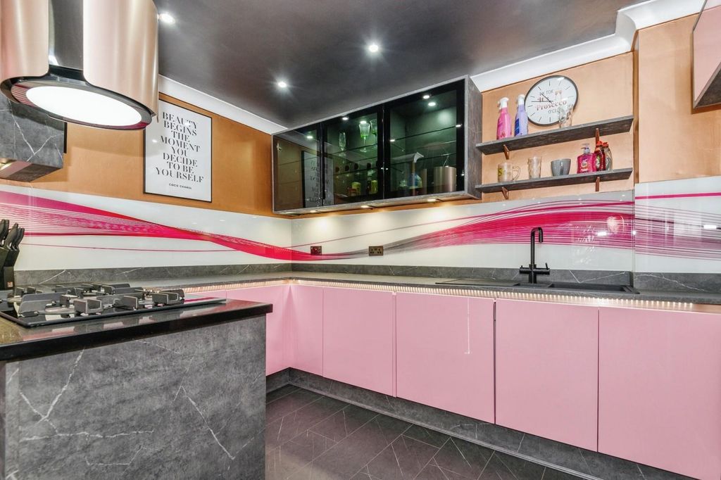 Property photo 3 of 19 Kitchen