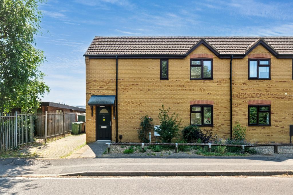 Property photo 1 of 15 5 Guttmann Road, Aylesbury, Buckinghamshire, Hp21 9Pa