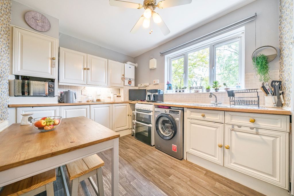 Property photo 2 of 20 4404073