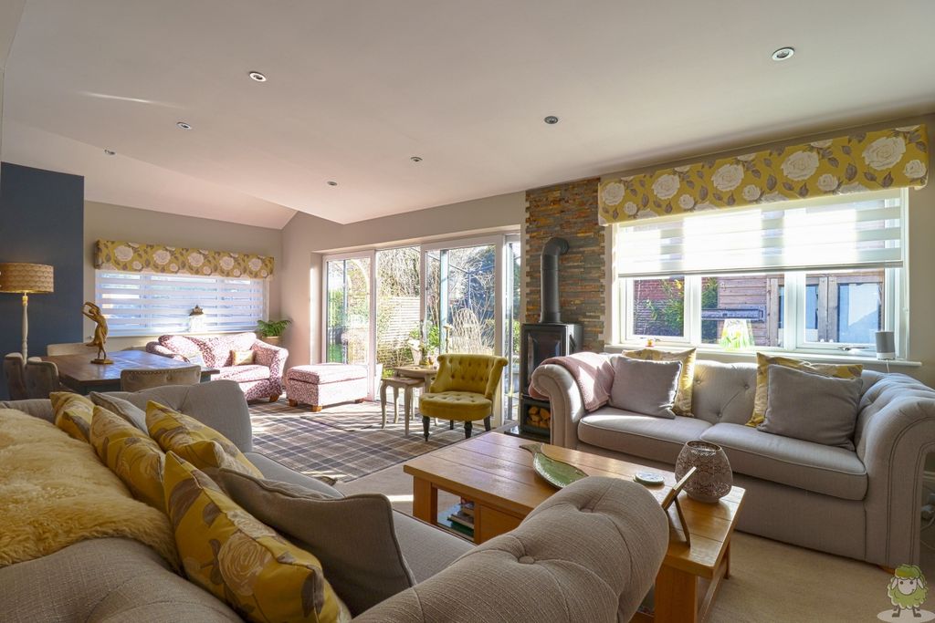 Property photo 2 of 20