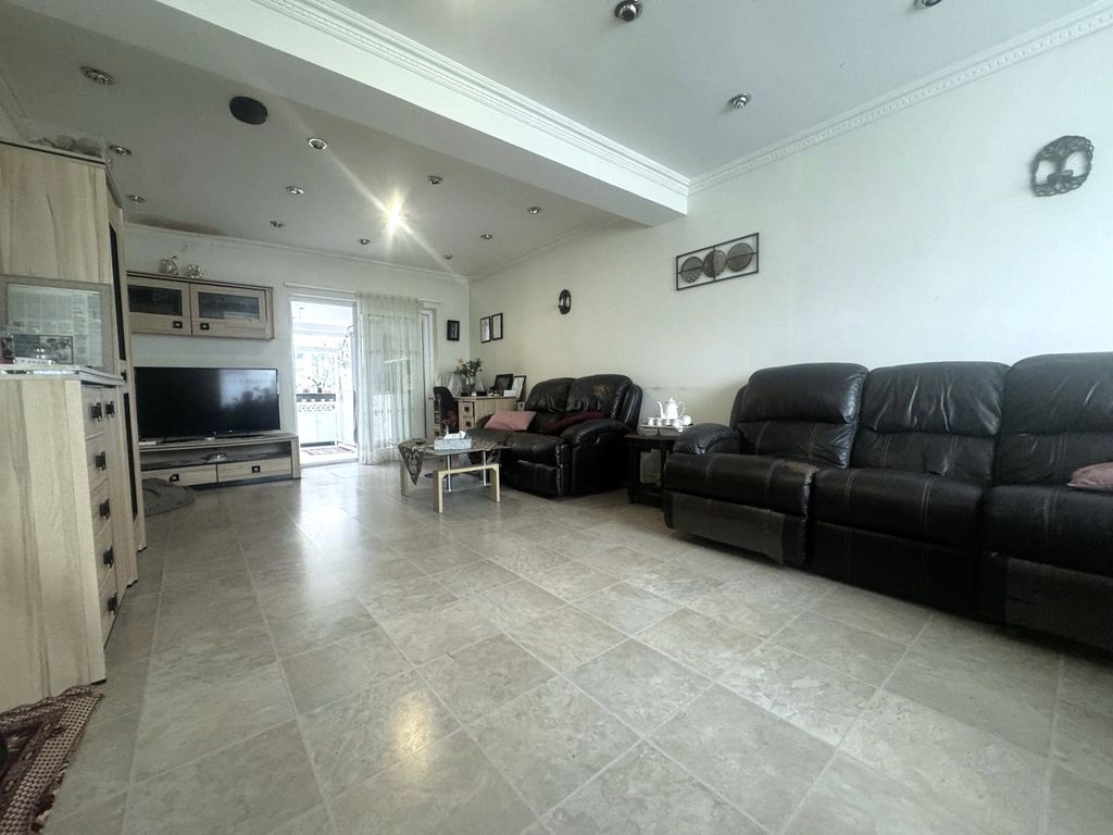 Property photo 1 of 16 Lounge