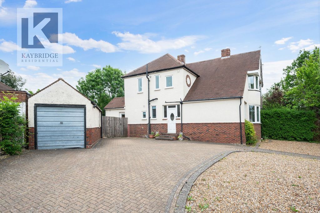 Property photo 2 of 16 Kingston Road, Epsom