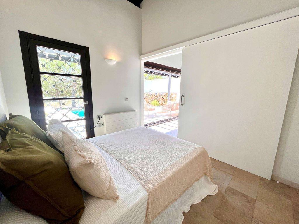 Property photo 3 of 33