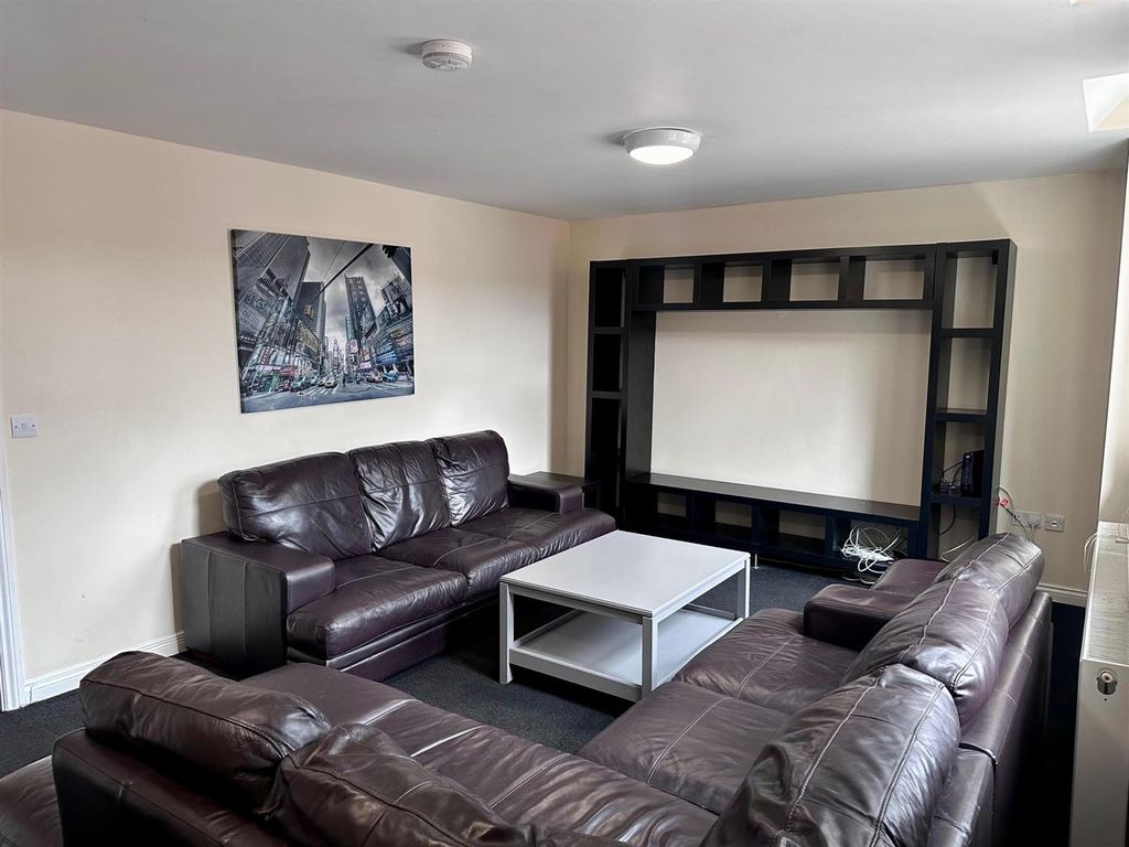 Property photo 2 of 12 Lounge.Jpg