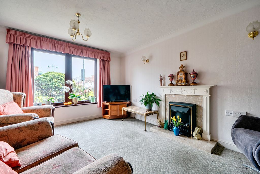 Property photo 2 of 15 1437918-9-69d8Dfb...