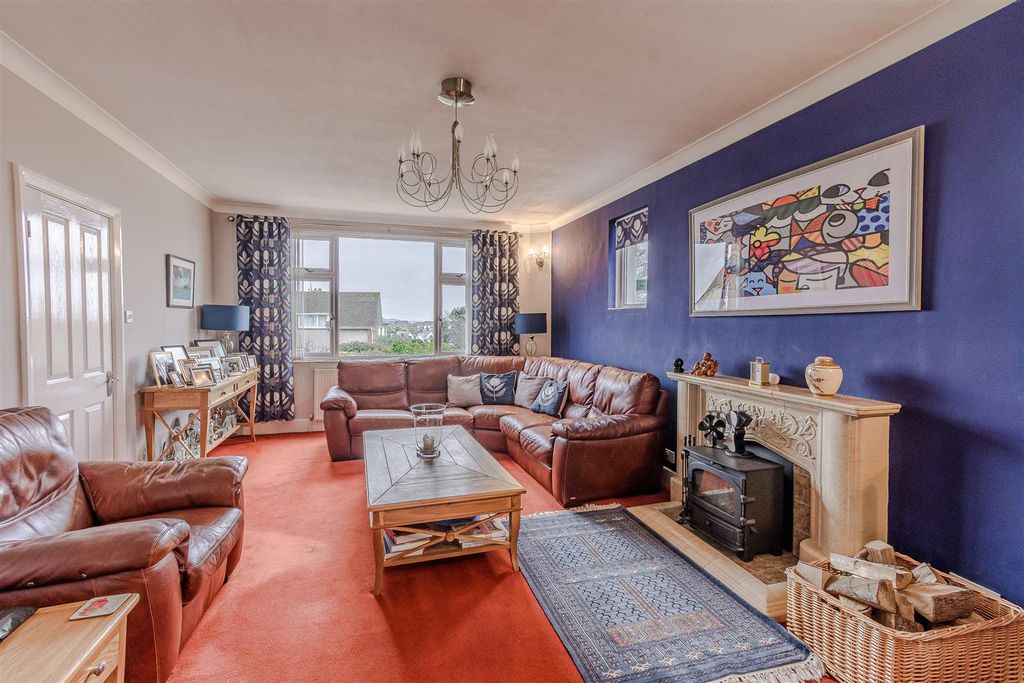 Property photo 3 of 39 Living Room