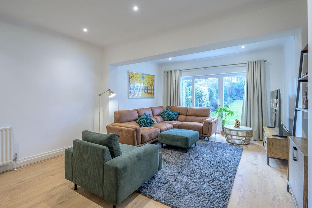 Property photo 2 of 28 9