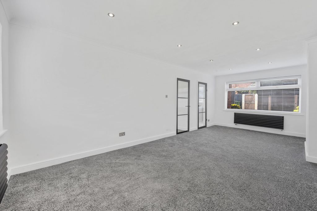 Property photo 2 of 32