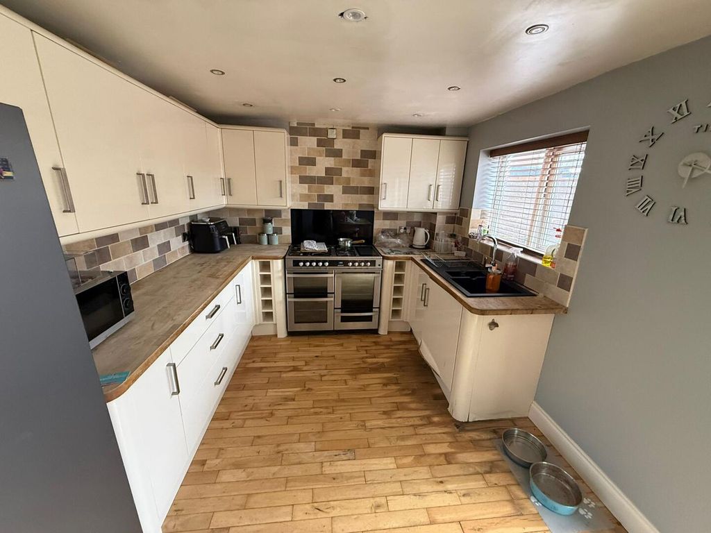 Property photo 3 of 13 Kitchen