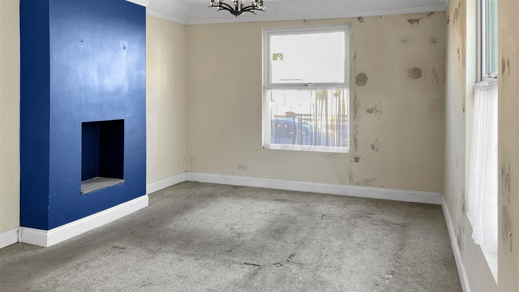 Property photo 2 of 6 Lounge