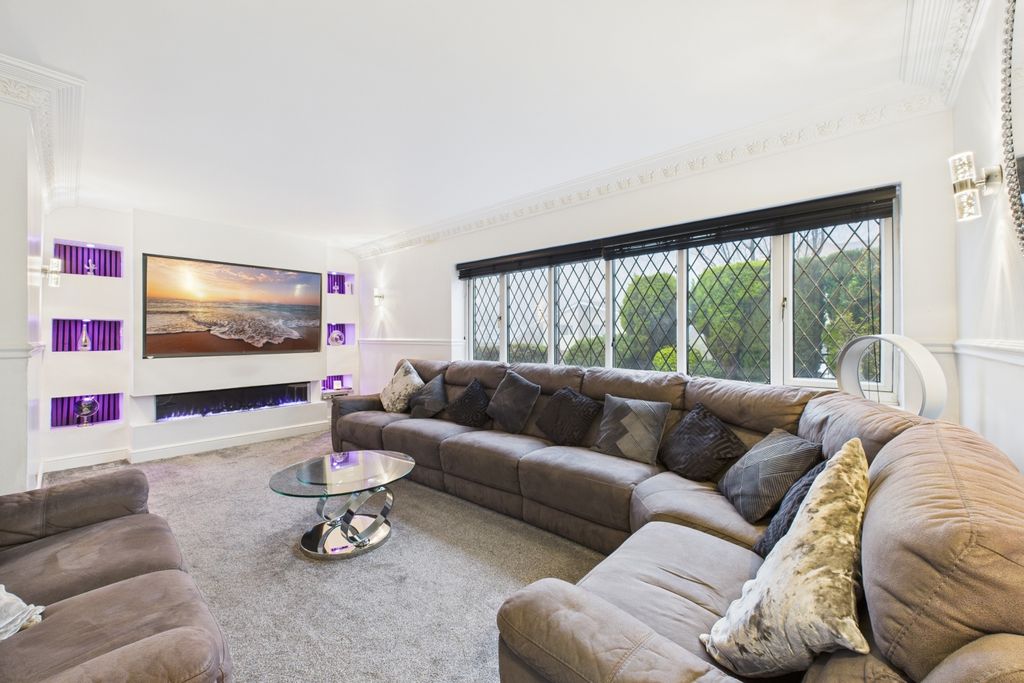 Property photo 3 of 39 Lounge