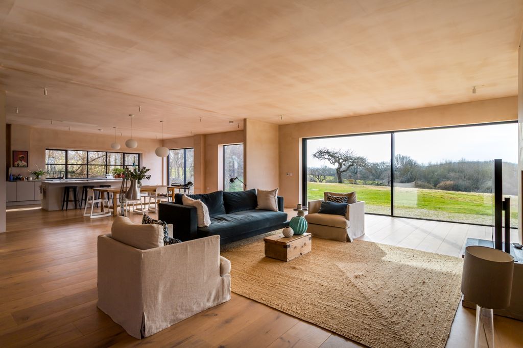 Property photo 3 of 32