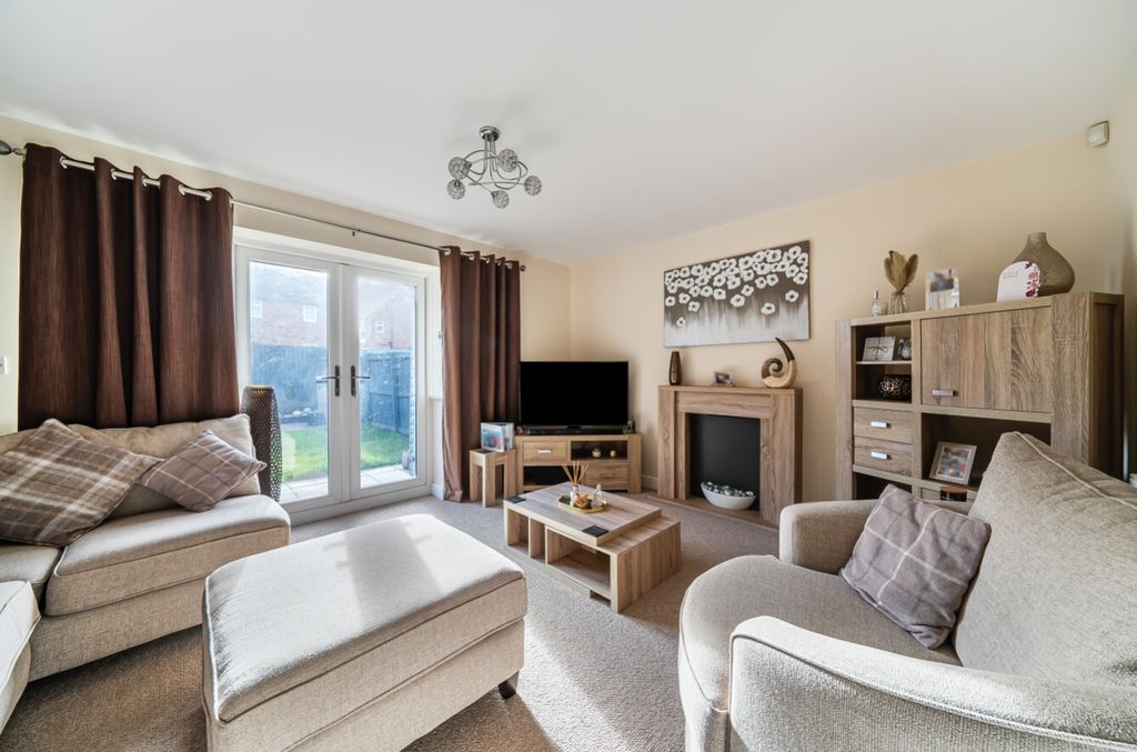 Property photo 2 of 17 Lounge B