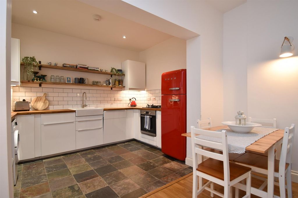 Property photo 2 of 19 Kitchen
