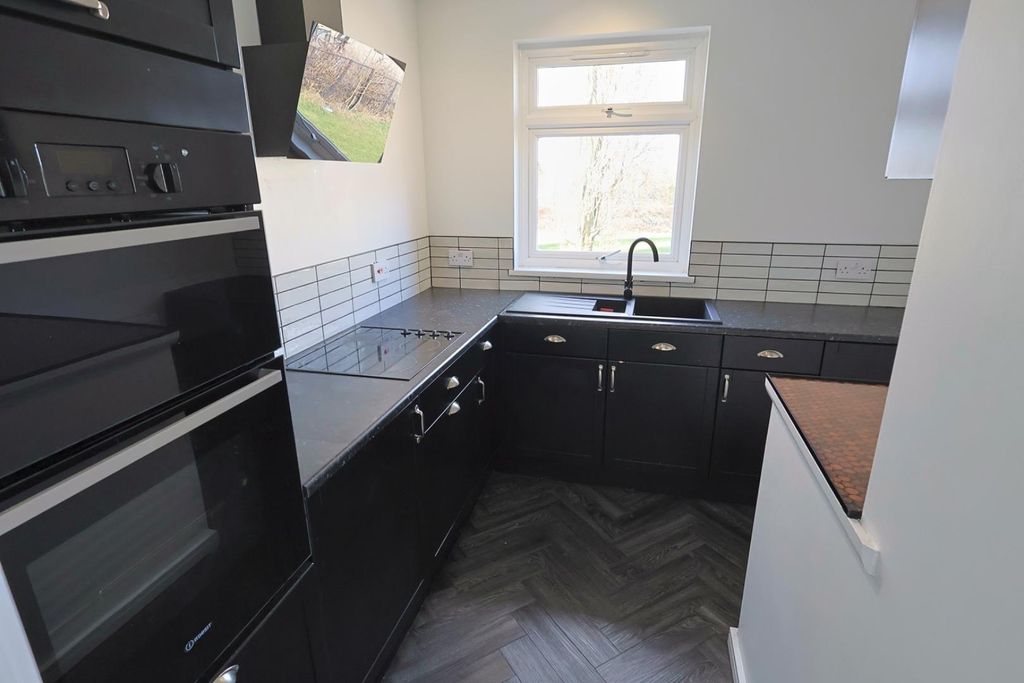 Property photo 2 of 7 Kitchen