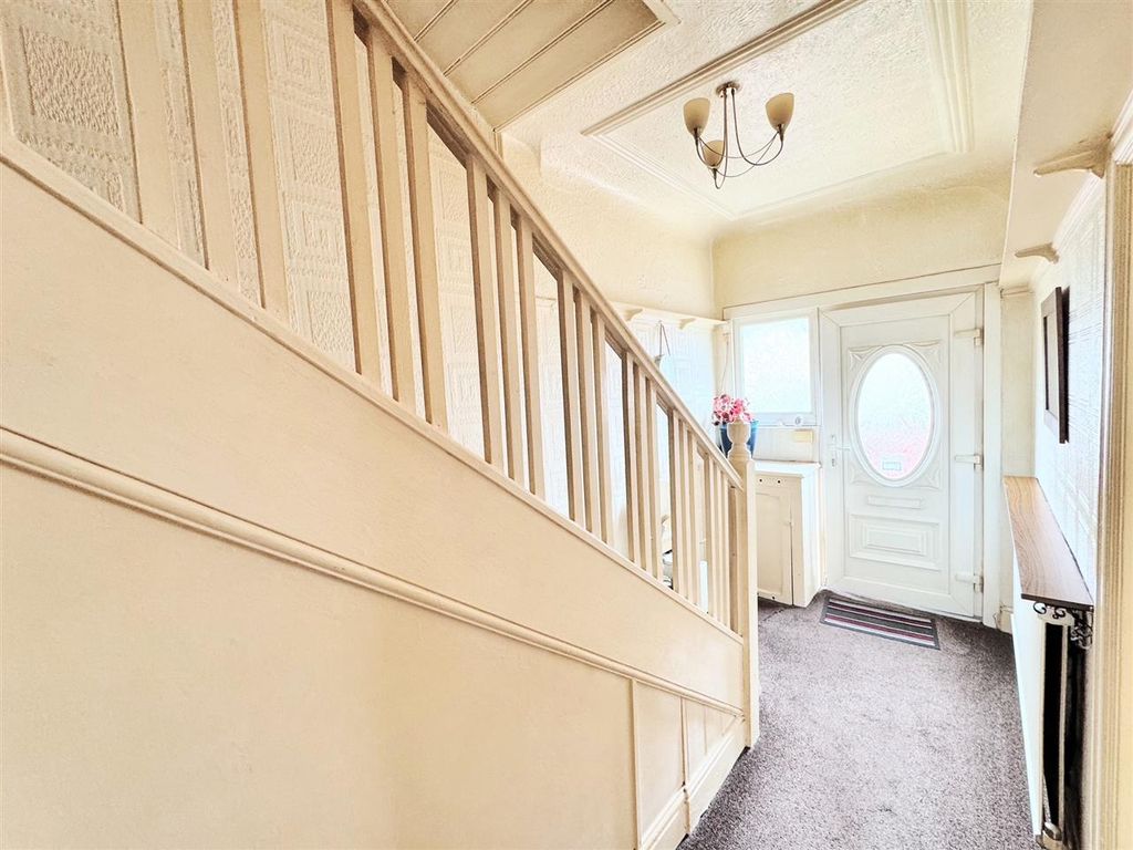 Property photo 2 of 14 Entrance Hall