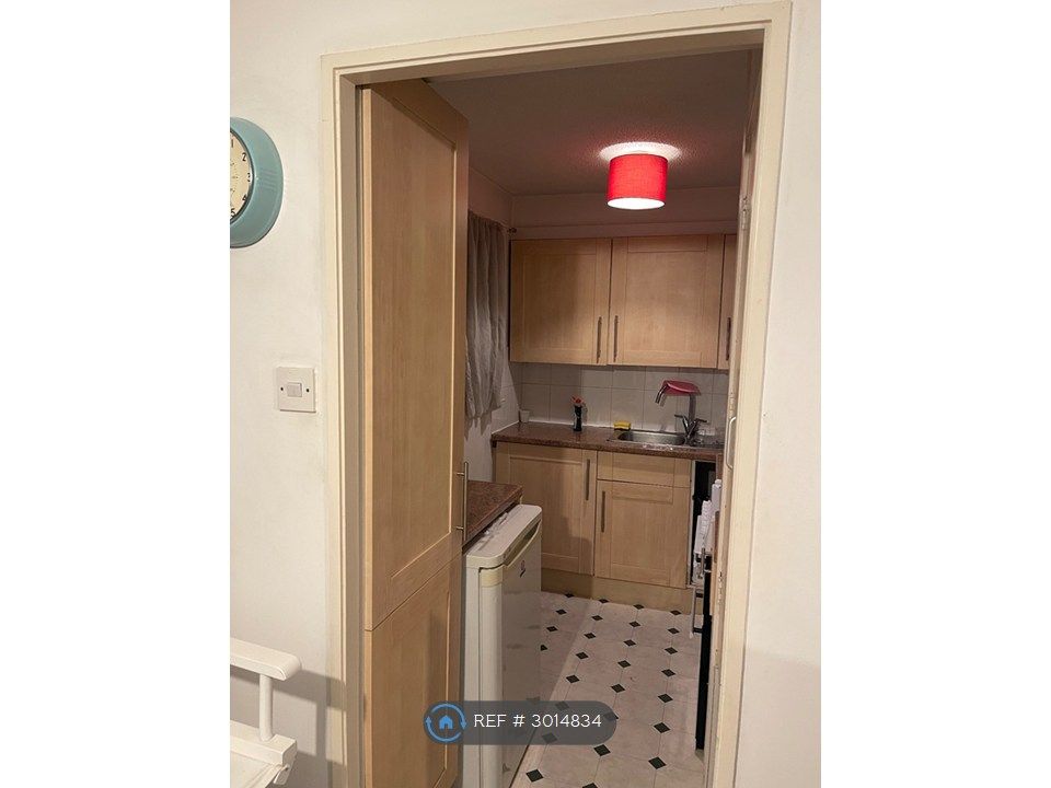Property photo 3 of 8 Kitchen