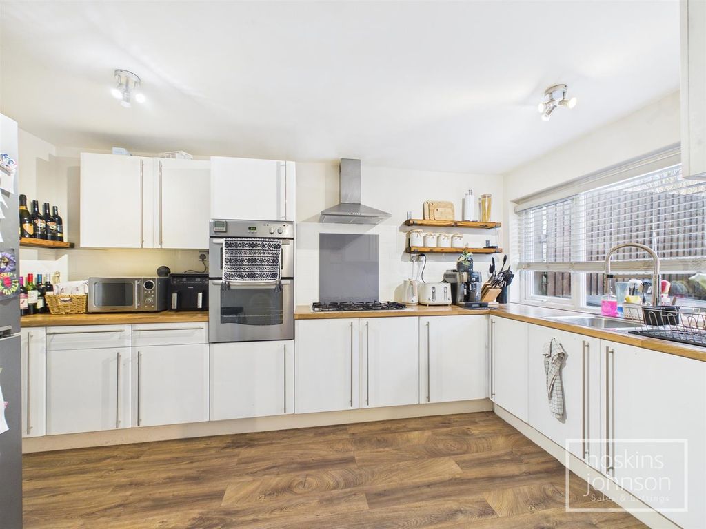 Property photo 3 of 17 Kitchen