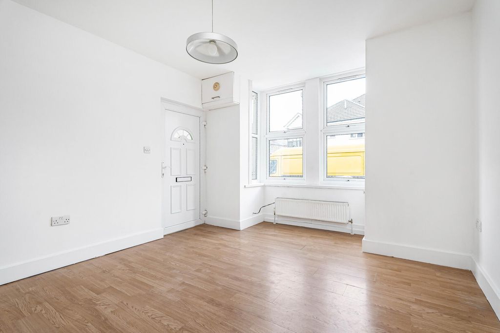 Property photo 2 of 21 Living Room