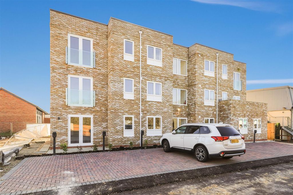 Property photo 1 of 11