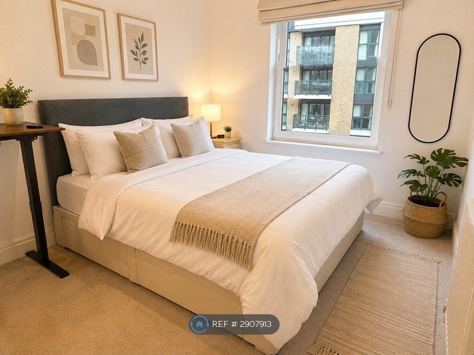 Property photo 3 of 10 Ensuite Bedroom