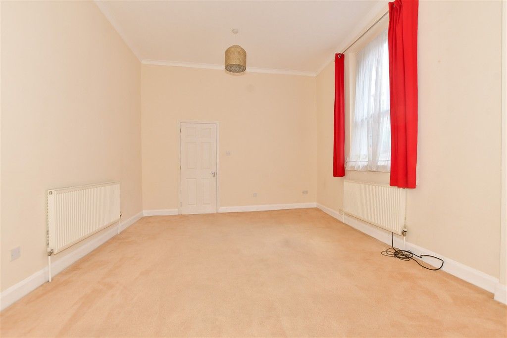 Property photo 3 of 10 Lounge