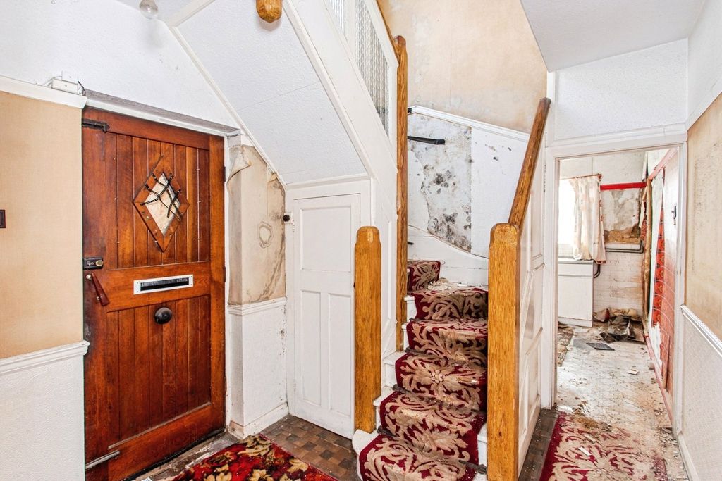 Property photo 2 of 9 Entrance Hall