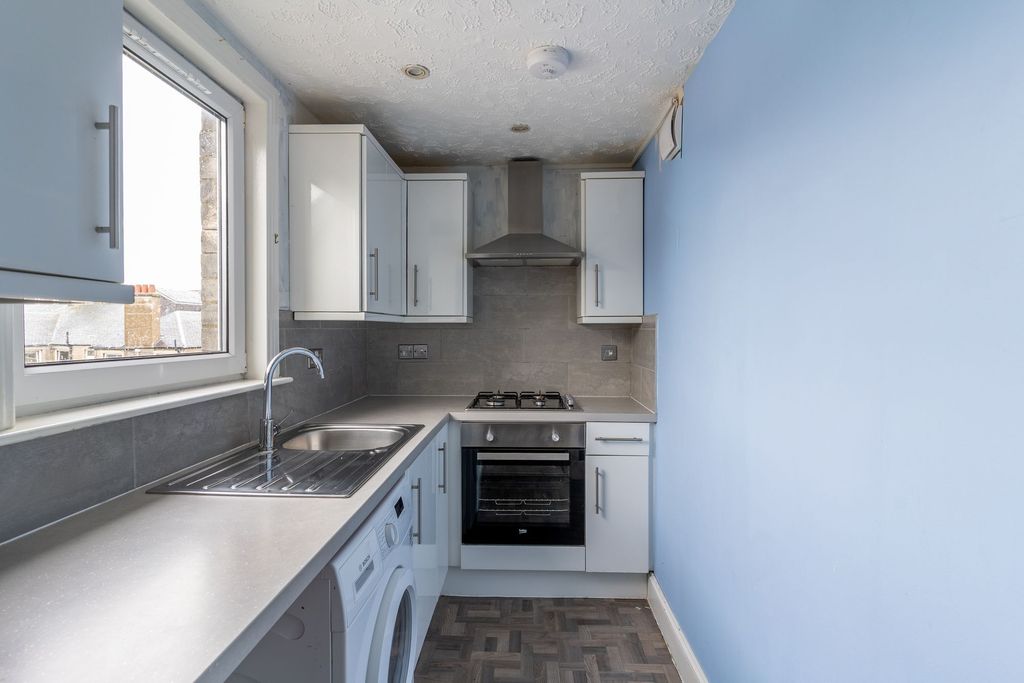 Property photo 2 of 25