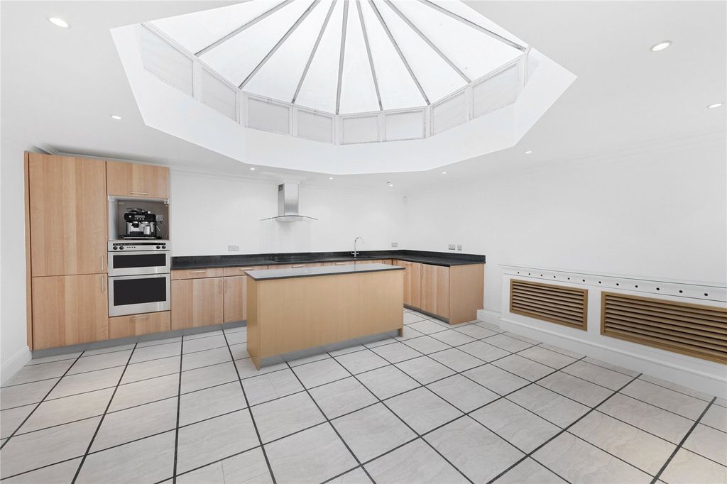 Property photo 2 of 9 Kitchen