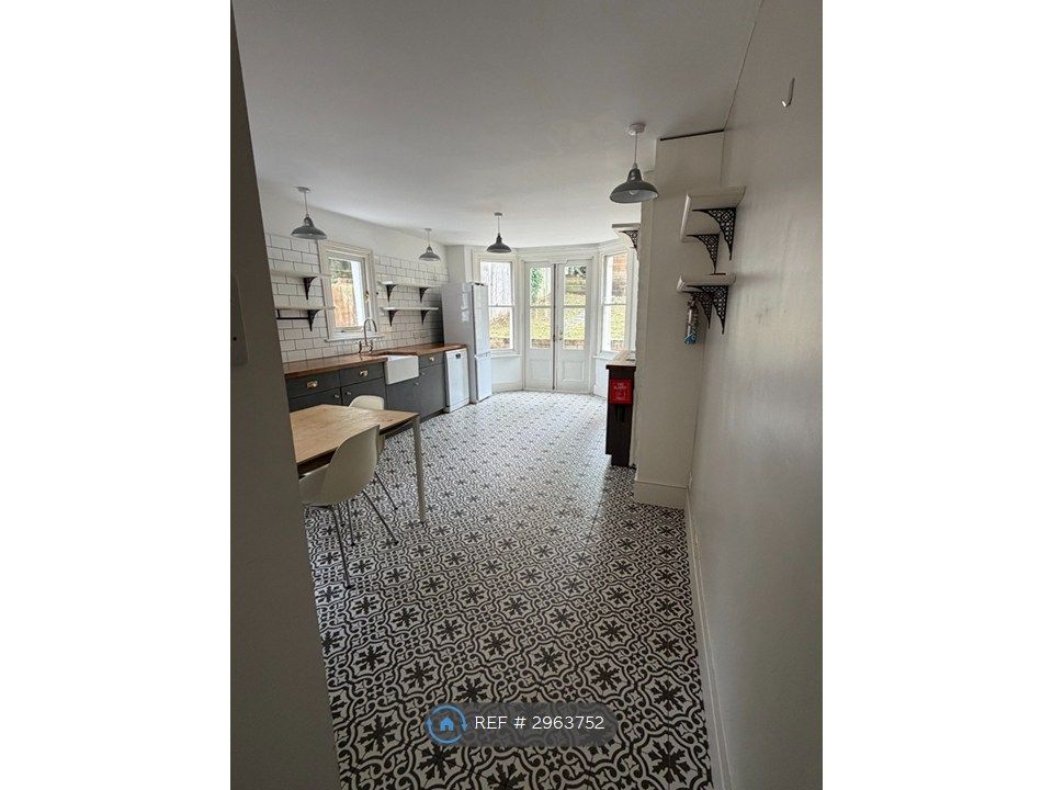 Property photo 1 of 11 Kitchen