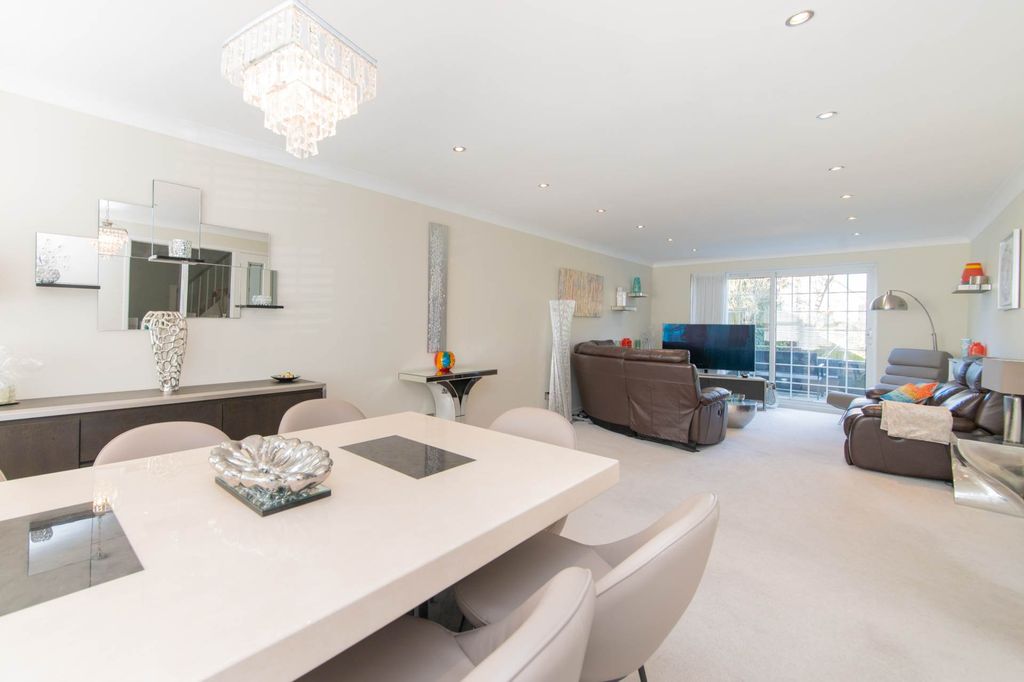 Property photo 2 of 32