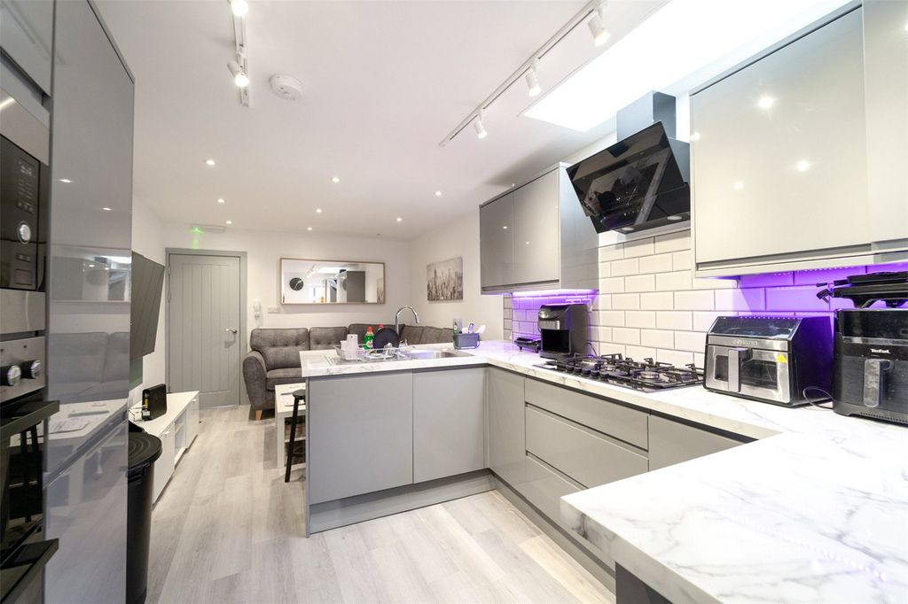 Property photo 2 of 23 Picture No. 18